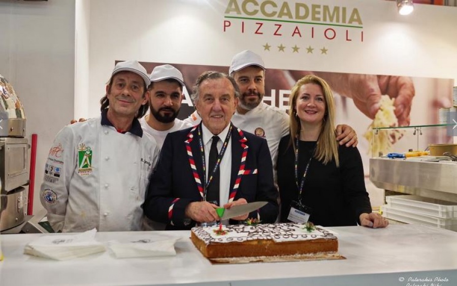 Κοπή της πρωτοχρονιάτικης πίτας της Accademia Pizzaioli από τον Ιταλό πρόεδρο Enrico Famà στο πλαίσιο της Horeca