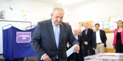 Αποθέωση Καραμανλή... με χειροφίλημα στη Θεσσαλονίκη πριν την κάλπη