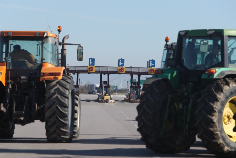 Η οργή των αδικημένων θα ρίξει το Μαξίμου - Έκλεισαν και πάλι το ρεύμα προς τη Θεσσαλονίκη οι αγρότες στα διόδια των Μαλγάρων
