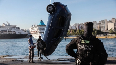 Τραγωδία στον Πειραιά - Αυτοκίνητο έπεσε στο λιμάνι - Νεκρός ο οδηγός