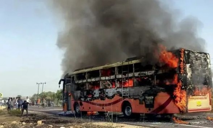 Θρήνος στην Ινδία - Τουλάχιστον 19 νεκροί σε λεωφορείο που τυλίχθηκε στις φλόγες (vid)