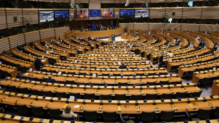 «Να εξασφαλιστούν ως δημόσια αγαθά τα εμβόλια για την COVID-19» ζητούν 38 ευρωβουλευτές