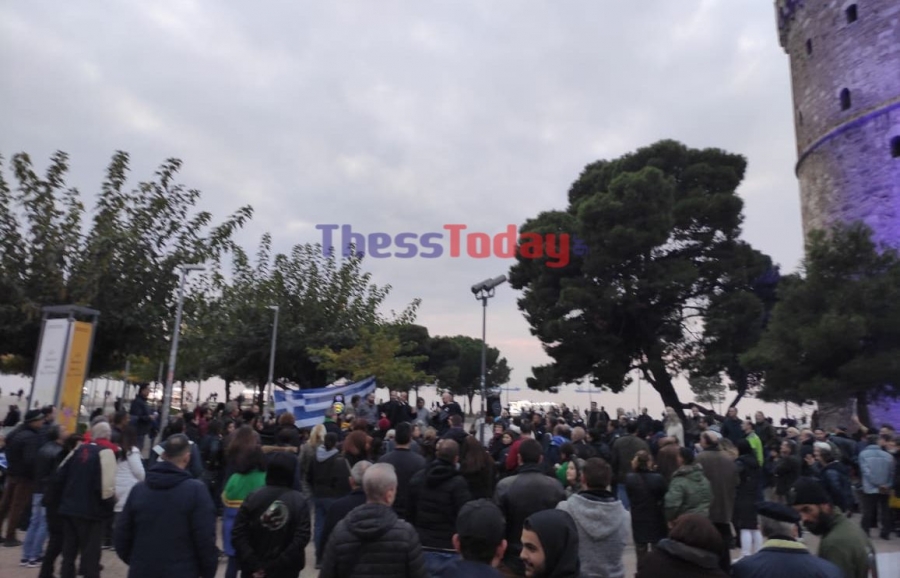 Πορεία κατά του υποχρεωτικού εμβολιασμού στη Θεσσαλονίκη με συνθήματα εναντίον της κυβέρνησης