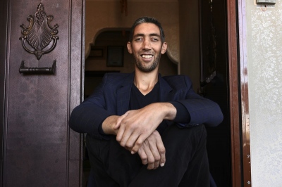 Ο ψηλότερος άνθρωπος στον κόσμο, με ύψος 2,80 μ., κοιμάται σε τρία κρεβάτια και μπορεί να ταξιδέψει μόνο με βαν