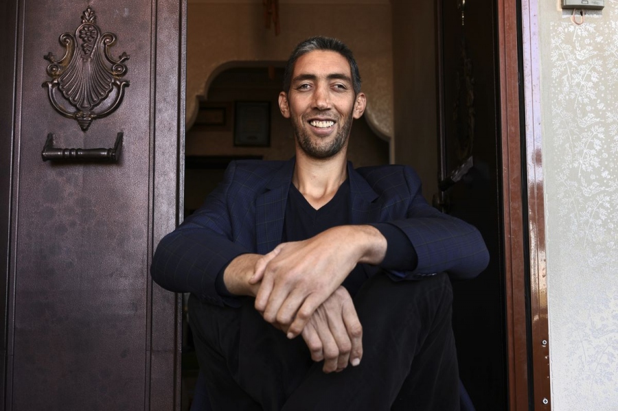 Ο ψηλότερος άνθρωπος στον κόσμο, με ύψος 2,80 μ., κοιμάται σε τρία κρεβάτια και μπορεί να ταξιδέψει μόνο με βαν