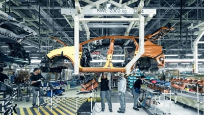 Ρωσία: Διακόπτεται προσωρινά η παραγωγή αυτοκινήτων