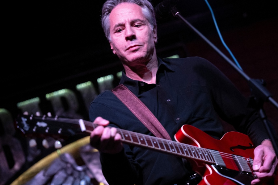 Rosendale (Βουλευτής ΗΠΑ): Έχουμε πληθωρισμό ρεκόρ, διαρκώς αυξανόμενο χρέος και ο Blinken… παίζει κιθάρα σε μπαρ του Κιέβου