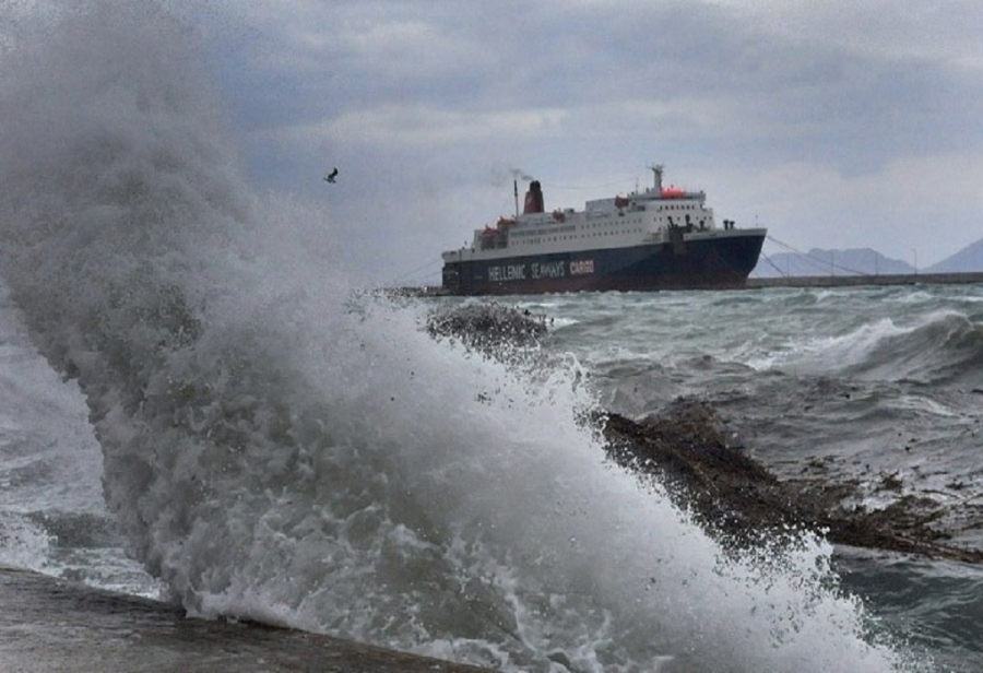 Σε ισχύ το απαγορευτικό απόπλου από Πειραιά, Ραφήνα και Λαύριο