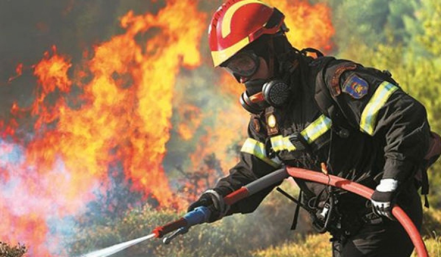 Υπό έλεγχο έθεσαν οι πυροσβέστες τη φωτιά στον Ασπρόπυργο κοντά στη χωματερή