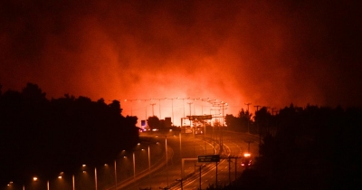 Οι καταστροφές λόγω πυρκαγιάς ένωσαν… ξανά τους έλληνες που είχαν χωριστεί σε εμβολιασμένους και ανεμβολίαστους