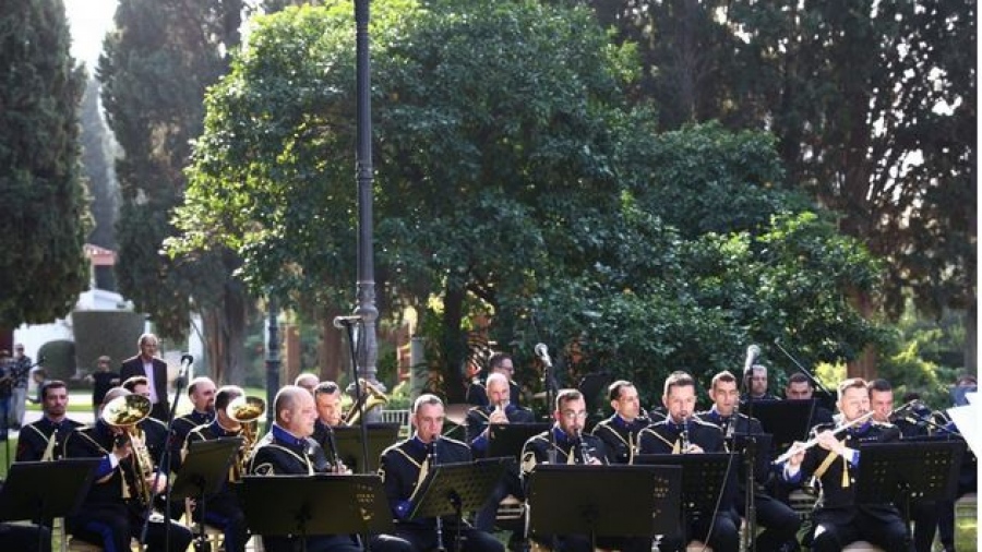 Η Μπάντα του Πολεμικού Ναυτικού στον κήπο του Προεδρικού Μεγάρου - Παρουσία Σακελλαροπούλου η χριστουγεννιάτικη εκδήλωση για το κοινό