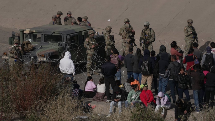 Ηχηρή απάντηση στον Biden από τον κυβερνήτη του Τέξας - Στήνει στρατόπεδο για την προστασία των συνόρων από την παράνομη μετανάστευση