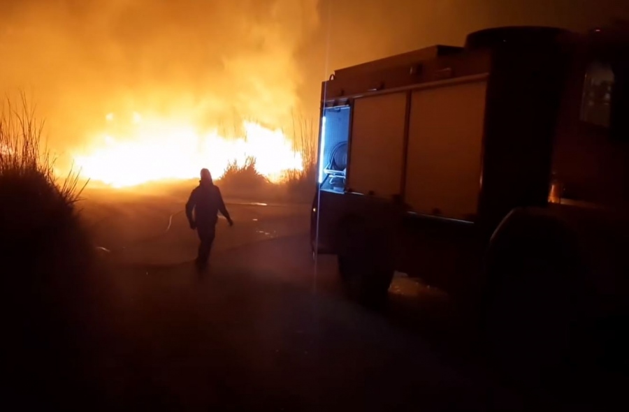 Μεγάλη φωτιά καίει στο Λιβάρι Εύβοιας – Ισχυροί άνεμοι στην περιοχή