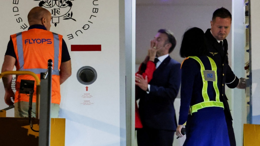 «Ξεκουμπίσου, χαμένε!» - Το επεισόδιο του ζεύγους Macron στο αεροπλάνο και… το άγριο χαστούκι