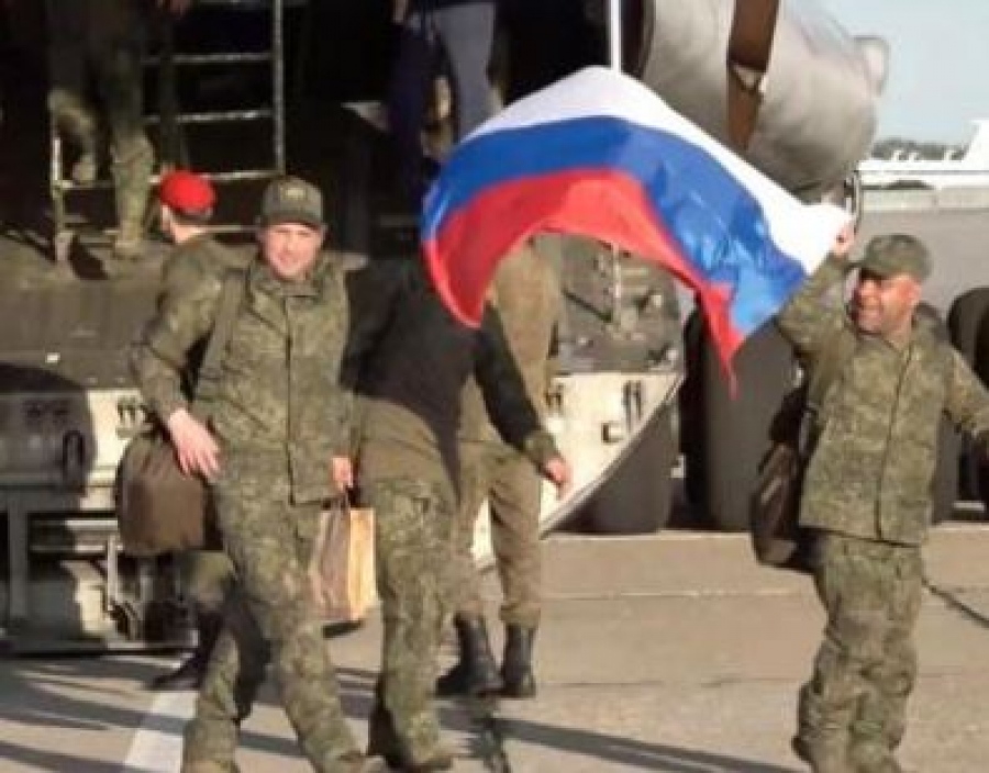 Επέστρεψαν στη Μόσχα 303 Ρώσοι στρατιωτικοί που ήταν αιχμάλωτοι στην Ουκρανία