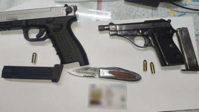 Παλαιό Φάληρο: Συνελήφθη 56χρονος που είχε όπλα, γεμιστήρες και σουγιά στο όχημά του