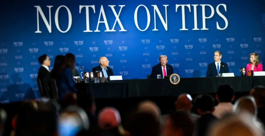 Αποθέωση Trump από τη μεσαία τάξη: Κατάργηση του φόρου στα φιλοδωρήματα - Επιστρέφει πραγματικά χρήματα στους εργαζόμενους