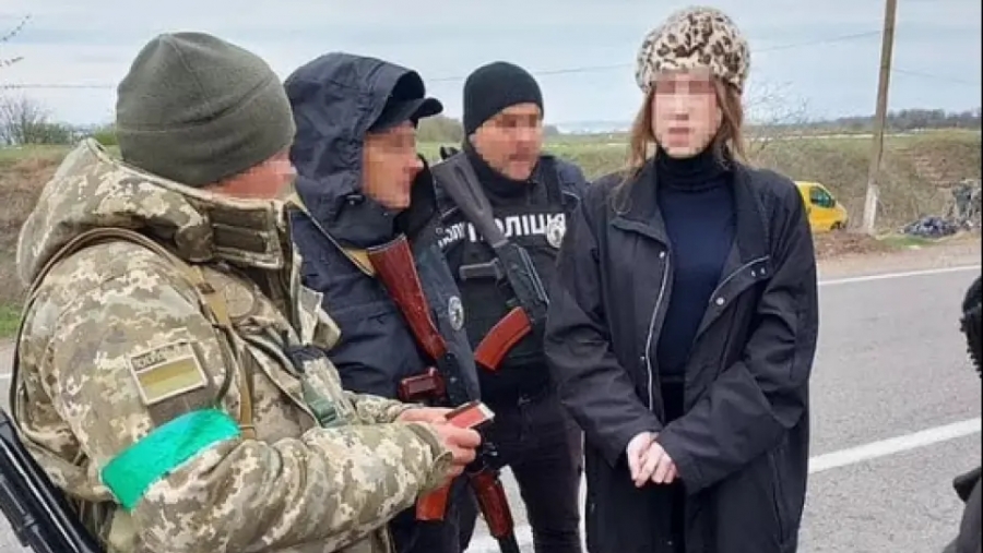 Πόλεμος: Ουκρανός ντύθηκε γυναίκα για να φύγει από την χώρα - Συνελήφθη από συνοριοφύλακες