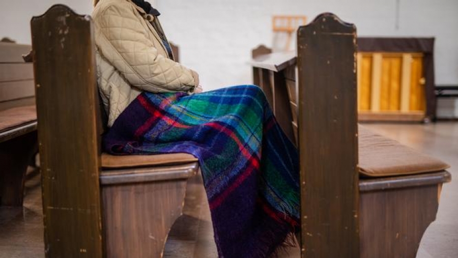 Με κουβέρτες, ζεστό τσάι σε παγωμένες εκκλησίες, χωρίς θέρμανση, θα κάνουν Χριστούγεννα οι Γερμανοί