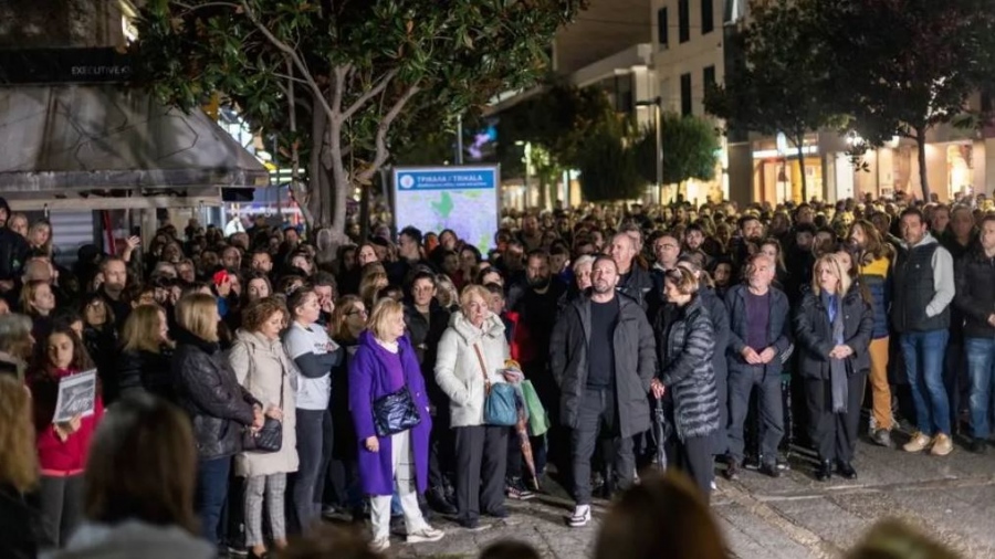 «Σιωπηρή» κραυγή σε Τρίκαλα και Λαμία για τα 57 θύματα των Τεμπών