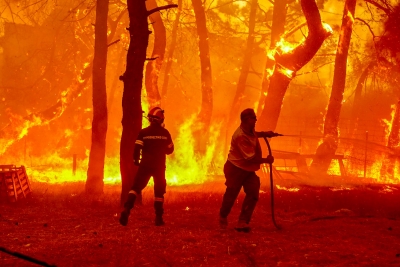 Ανησυχία και αγωνία στην Ηλεία: Το μέτωπο της πυρκαγιάς έχει «ανοίξει» αρκετά