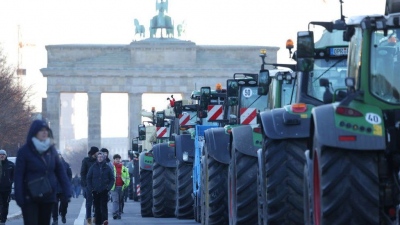 Μαύρη Δευτέρα για τον Scholz - Χιλιάδες τρακτέρ πολιορκούν το Βερολίνο, ανυποχώρητη η κυβέρνηση