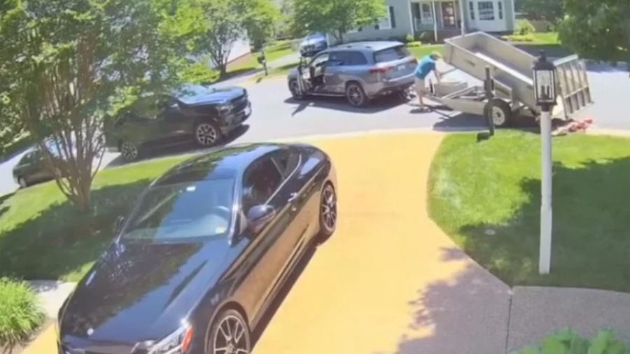 Απίστευτο περιστατικό: Ξεφόρτωσε με τρέιλερ 80.000 κέρματα στην αυλή της πρώην γυναίκας του