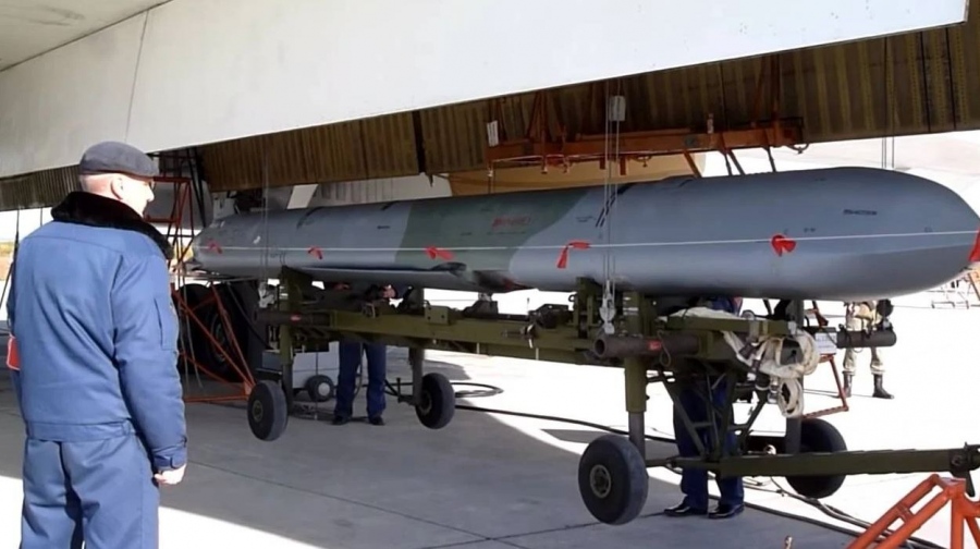 Ρωσικός πύραυλος Kh-101 με κατακερματισμένη κεφαλή διέλυσε το αεροδρόμιο Chernivtsi στην Ουκρανία