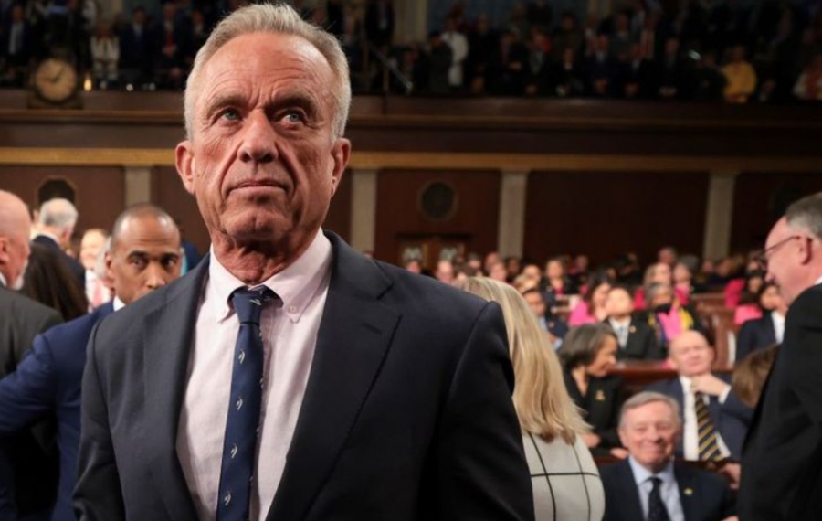 ΗΠΑ - Πόλεμος  Sanders κατά του Kennedy, ζητά την παραίτησή του – Υπονομεύει την υγεία των πολιτών