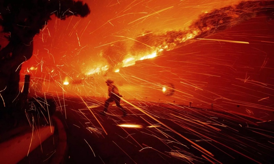 Θρίλερ στις ΗΠΑ - Καίγεται γνωστό θέρετρο στην Καλιφόρνια, εκκενώσεις και πανικός