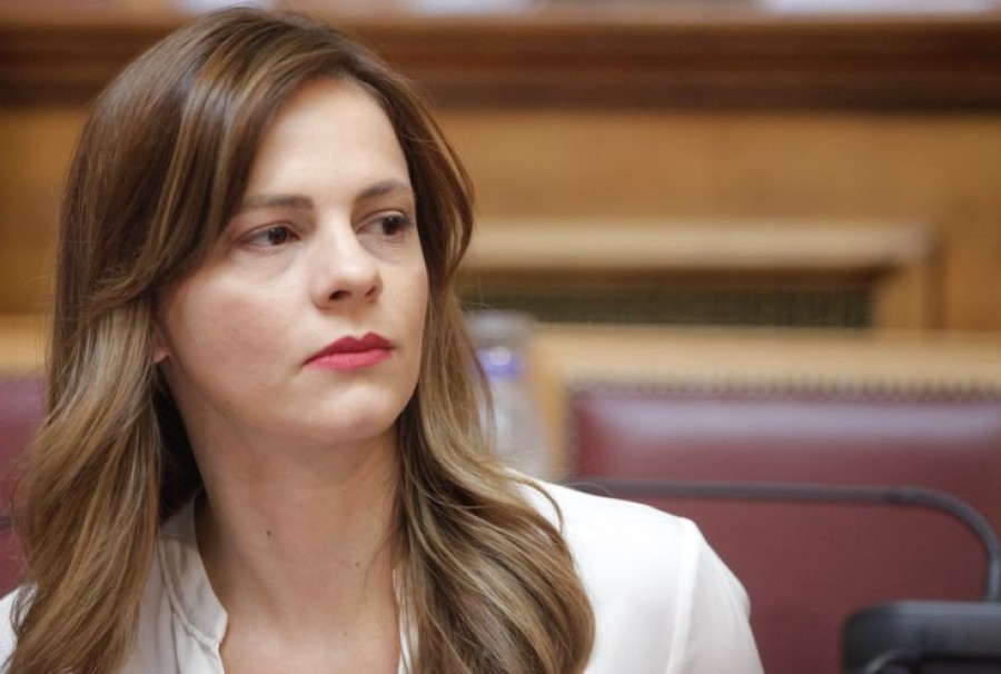 Αχτσιόγλου (ΣΥΡΙΖΑ): Με ευκαιρία την πανδημία ο Βρούτσης σαρώνει τους εργαζόμενους