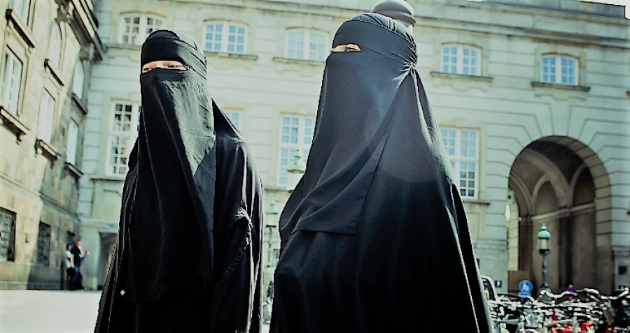 Euractiv: Η Ελλάδα σκέφτεται να απαγορεύσει την μπούρκα στα πανεπιστήμια αλλά...δεν περιλαμβάνεται στο νέο μεταναστευτικό νομοσχέδιο