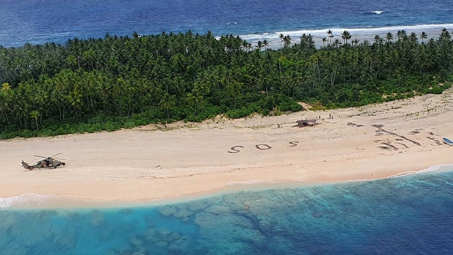 Τρεις ναυαγοί σε ένα μικρό νησί του Ειρηνικού έγραψαν SOS στην άμμο και διασώθηκαν