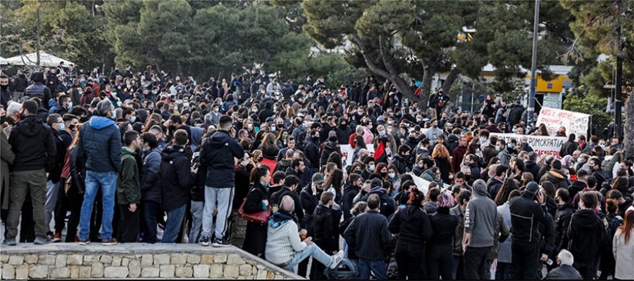 Πλήθος κόσμου στη συγκέντρωση (9/3) κατά της αστυνομικής βίας στην πλατεία της Νέας Σμύρνης