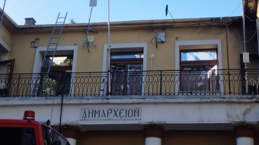 Κοζάνη: Παραδόθηκε στις φλόγες το ιστορικό δημαρχείο Σερβίων - Έρευνες για τα αίτια της φωτιάς