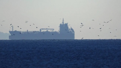 Ρωσικό ντίζελ πλέει προς τις ΗΠΑ και προκαλεί πολιτική θύελλα: Οι Δημοκρατικοί απειλούν να τινάξουν στον αέρα τη συμφωνία Trump – Putin