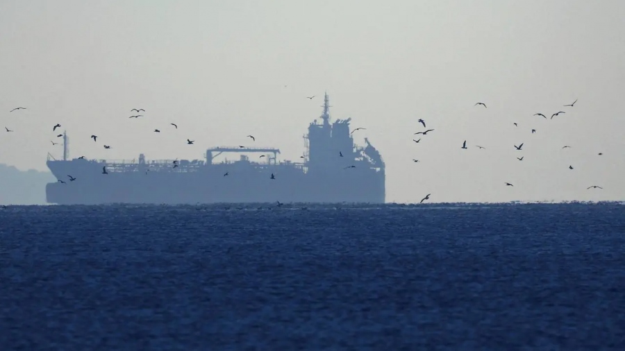 Ρωσικό ντίζελ πλέει προς τις ΗΠΑ και προκαλεί πολιτική θύελλα: Οι Δημοκρατικοί απειλούν να τινάξουν στον αέρα τη συμφωνία Trump – Putin