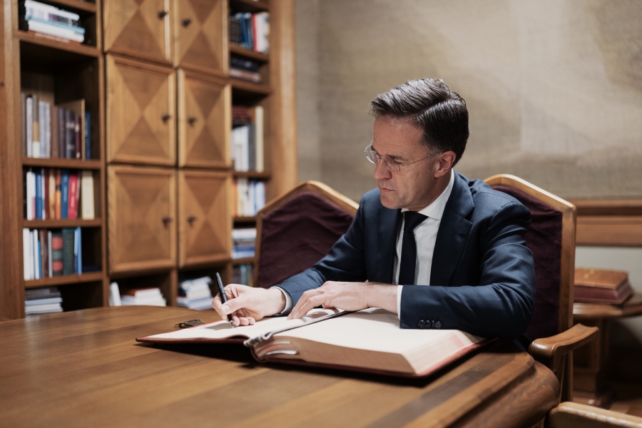 Ένα βιβλίο Ιστορίας στον Rutte (ΝΑΤΟ) – Ρωσία: Η Ουκρανία δεν υπήρχε τον 12ο αιώνα