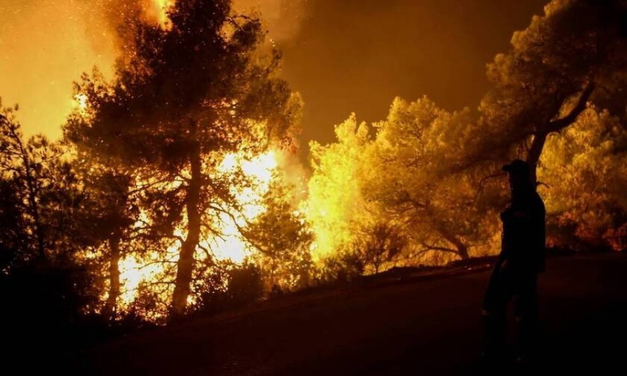Ανησυχητικά μεγάλες αναζωπυρώσεις και στα τρία μέτωπα της πυρκαγιάς στη Ρόδο