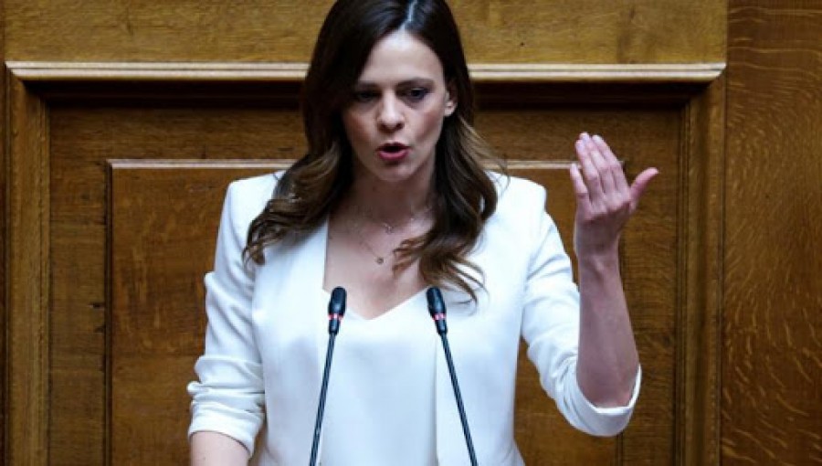 Αχτσιόγλου: Η κυβέρνηση παρεμβαίνει στην αγορά όχι για να προστατεύσει, αλλά για να απορρυθμίσει