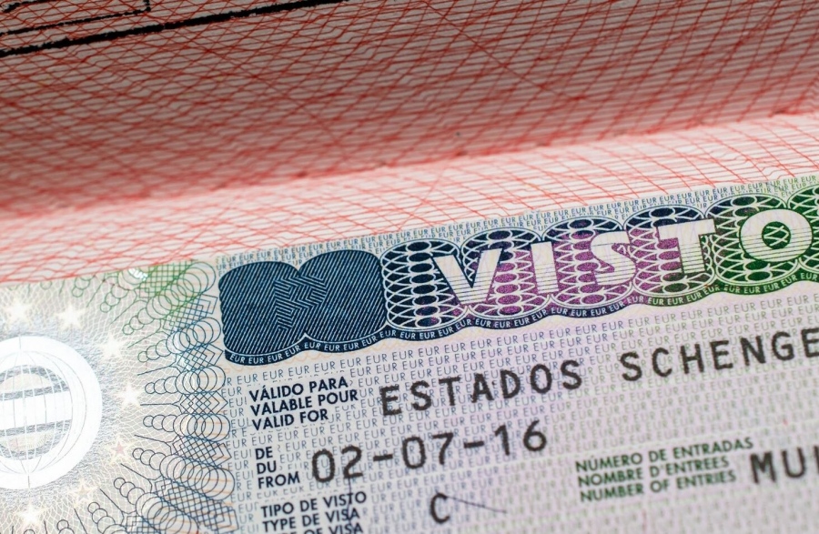 Υστερία στην ΕΕ - Περιορίζει την έκδοση βίζας για τους Ρώσους, φοβάται τη διείσδυση κατασκόπων