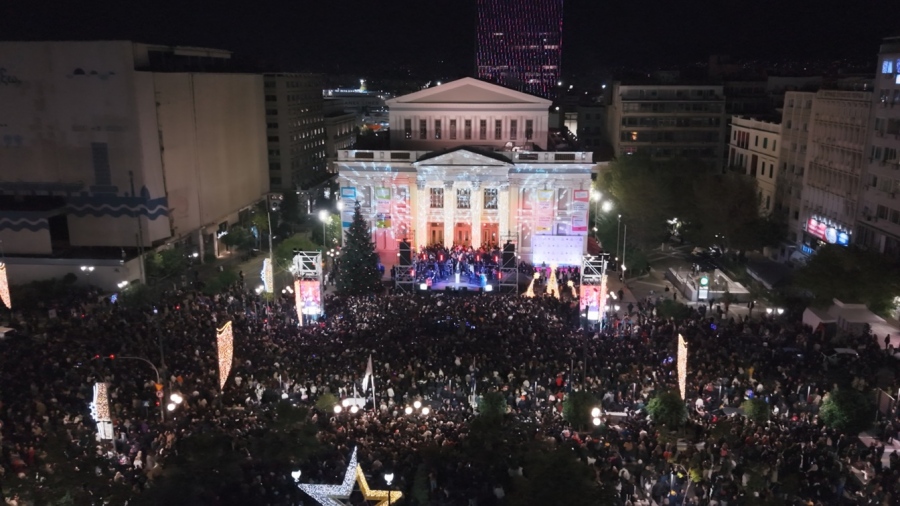 Πυροτεχνήματα, 120.000 λαμπιόνια και Λένα Ζευγαρά live στον Πειραιά