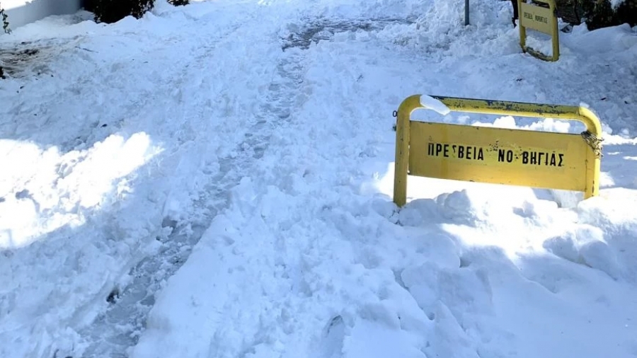 Ο πρέσβης της Νορβηγίας στην Αθήνα έπιασε το φτυάρι και καθάρισε τα χιόνια