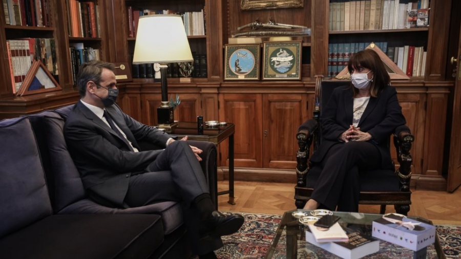 Μητσοτάκης σε Σακελλαροπούλου: Θα συζητήσουμε για τον υποχρεωτικό εμβολιασμό