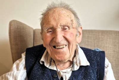 Ένας Βρετανός ναύτης … 108 ετών αποκαλύπτει το απροσδόκητο μυστικό της μακροζωίας του