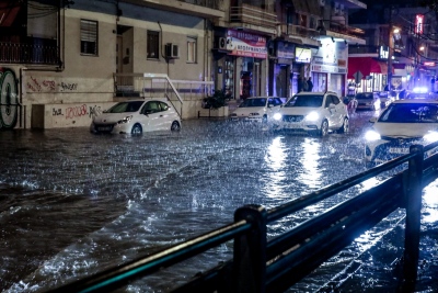 Καταιγίδα σαρώνει την Αττική - Μεγάλη προσοχή στους δρόμους, στην μπανανία Μητσοτάκη ζούμε από τύχη