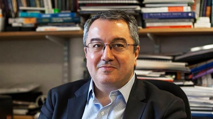 Μόσιαλος: Πρέπει να μάθουμε να ζούμε για πολλά χρόνια με τον Covid – Πρόωρη η άρση των μέτρων