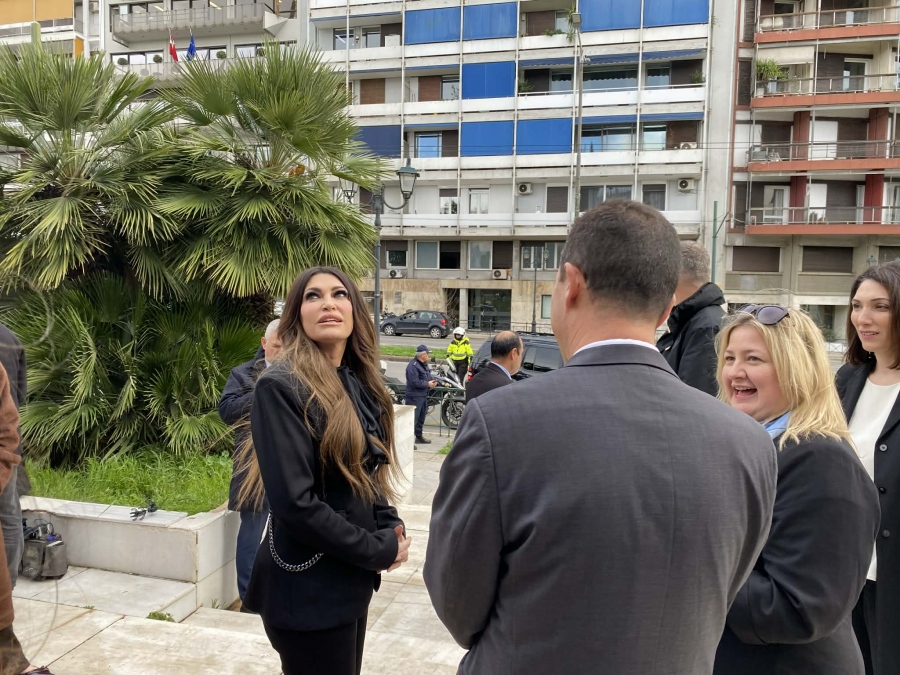 Επική Kimberly Guilfoyle - Μέσα στη βροχή κατέθεσε στεφάνι στο άγαλμα του Harry Truman στο κέντρο της Αθήνας (vid)