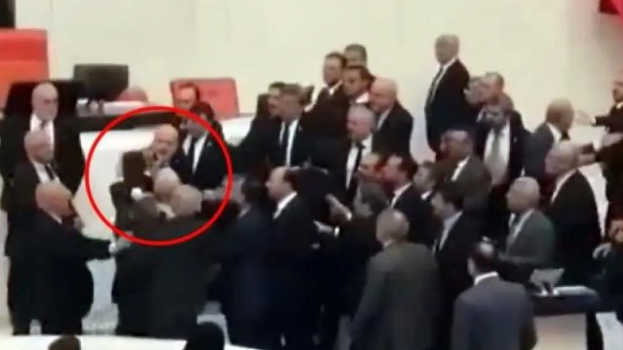 Τουρκία: Άγριο ξύλο στη βουλή για τον προϋπολογισμό - Στην εντατική βουλευτής