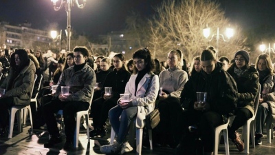 Συγκλόνισαν τη Θεσσαλονίκη - 57 άδειες καρέκλες για τα θύματα των Τεμπών